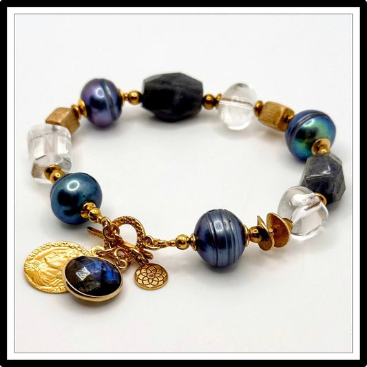 Bransoletka z pereł naturalnych z labradorytem i kryształem górskim, ozdobiona złocistymi zawieszkami Meritano Jewellery. Bransoletka z pereł naturalnych z labradorytem i kryształem górskim, ozdobiona złocistymi zawieszkami Meritano Jewellery.