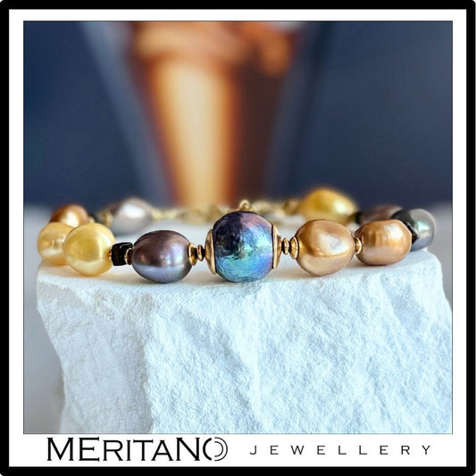 Bransoletka ze złotych pereł naturalnych barokowych z zawieszką - widok z przodu na kamieniu. Biżuteria Meritano Jewellery Bransoletka ze złotych pereł naturalnych barokowych z zawieszką - widok z przodu na kamieniu. Biżuteria Meritano Jewellery