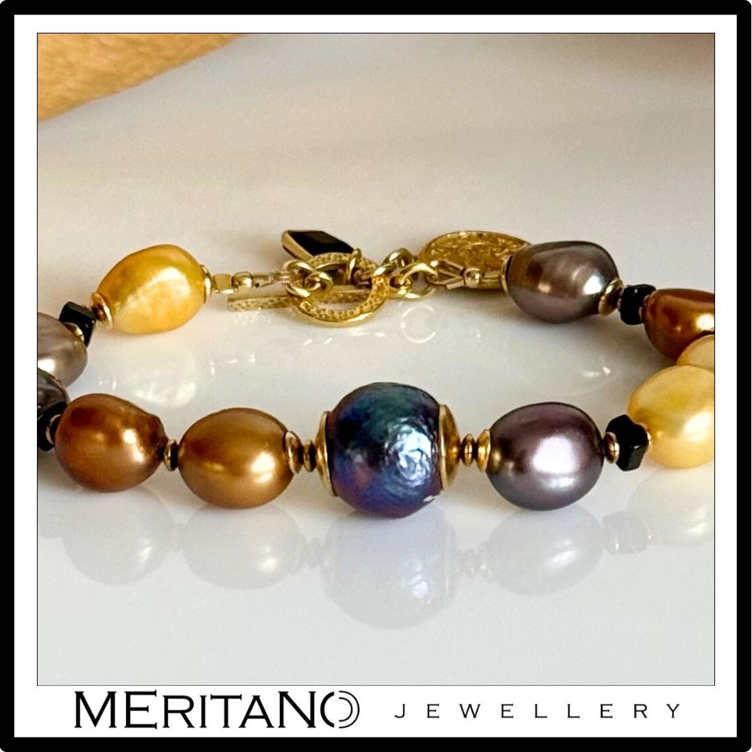 Bransoletka ze złotych pereł naturalnych barokowych z zawieszką - widok z przodu 