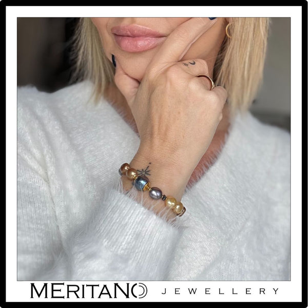 bransoletka damska z perłami naturalnymi  i zawieszką na ręce