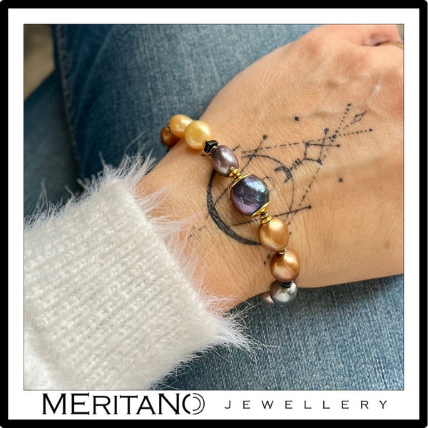 bransoletka damska z perłami i zawieszka na ręce