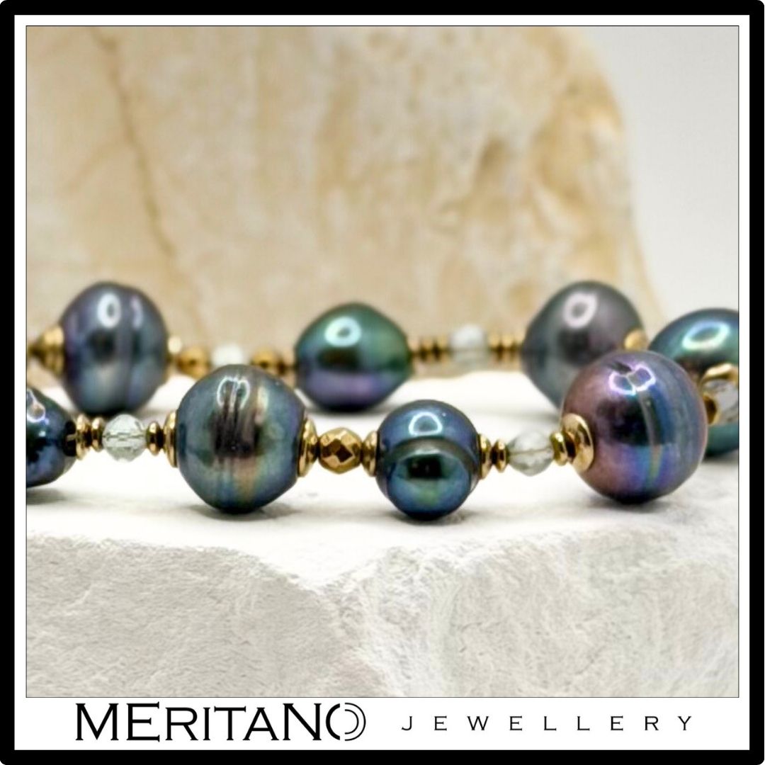 Bransoletka z pereł barokowych szaro-zielonych ze złotą zawieszką - widok z boku