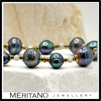 Bransoletka z pereł barokowych szaro-zielonych ze złotą zawieszką - widok z boku