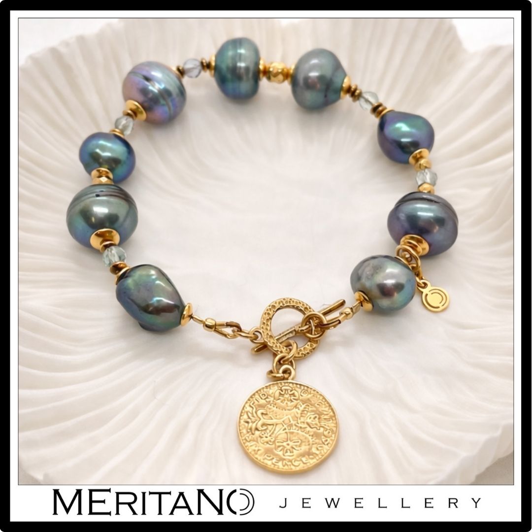 Bransoletka z pereł barokowych szaro-zielonych ze złotą zawieszką, zapięcie na patyczek - widok z góry