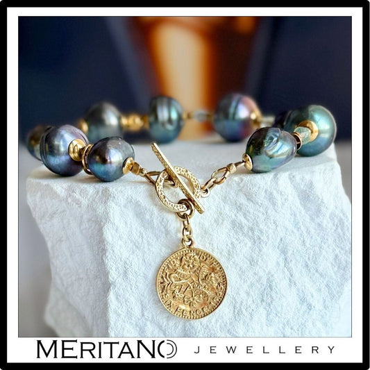 Bransoletka z perłami szaro-zielonymi barokowymi ze złotą zawieszką - biżuteria Mewritano Jewellery - widok na białym kamieniu Bransoletka z perłami szaro-zielonymi barokowymi ze złotą zawieszką - biżuteria Mewritano Jewellery - widok na białym kamieniu