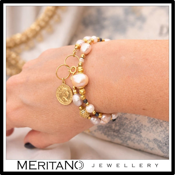 różowa bransoletka z perłami naturalnymi na ręce