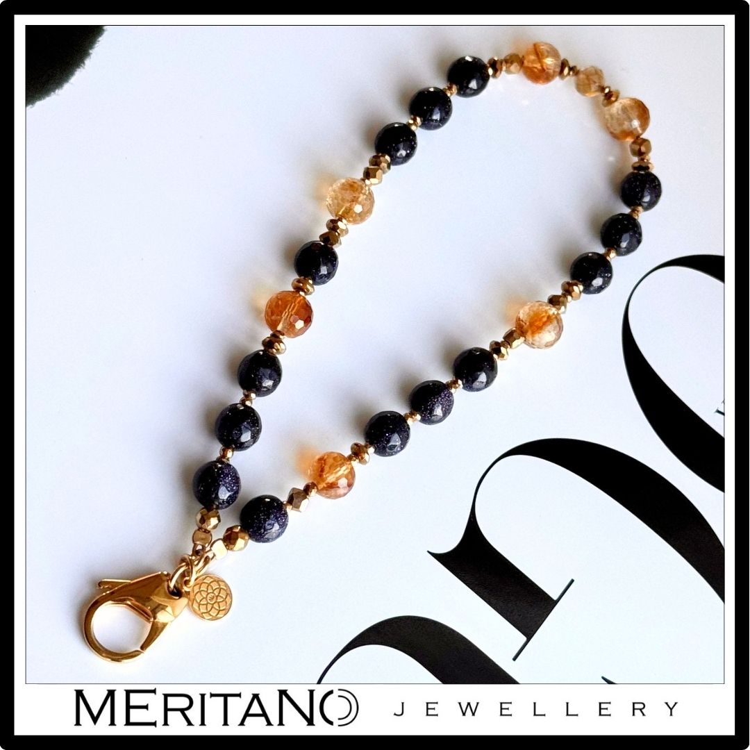 Bransoletka do telefonu z nocą Kairu i cytrynem. Widok z góry.