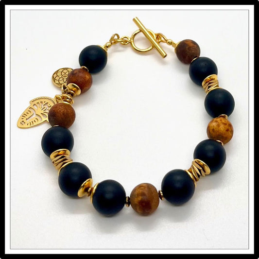 Bransoletka z turmalinem i agatem. Biżuteria ochronna, złota zawieszka. Widok z góry