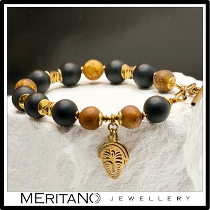 Bransoletka z turmalinem i agatem, bransoletka ochronna, złota zawieszka - widok na białym kamieniu