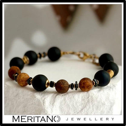 Bransoletka z czarnym turmalinem i agatem, srebro pozłacane, widok na jasnym kamieniu