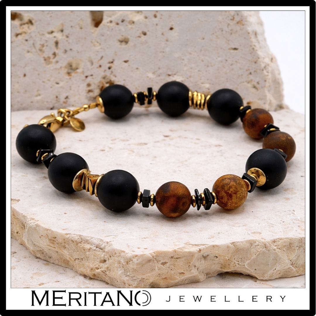 Bransoletka z czarnym turmalinem i agatem, srebro pozłacane na jasnym trawertynie