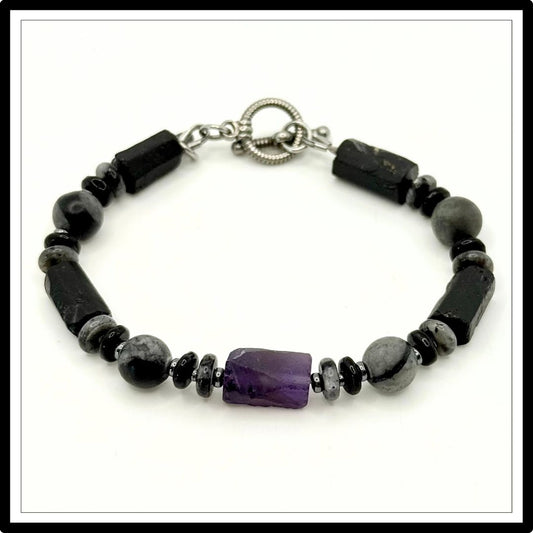 Bransoletka unisex z kamieni naturalnych turmalin i ametyst, widok z góry Bransoletka unisex z kamieni naturalnych turmalin i ametyst, widok z góry