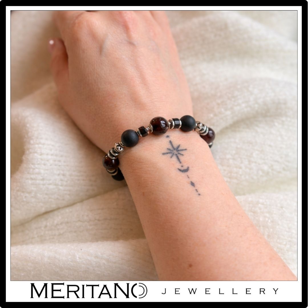 Bransoletka z turmalinem, onyksem i granatem, srebro - widok na ręce