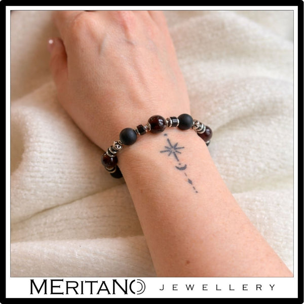 Bransoletka z turmalinem, onyksem i granatem, srebro - widok na ręce