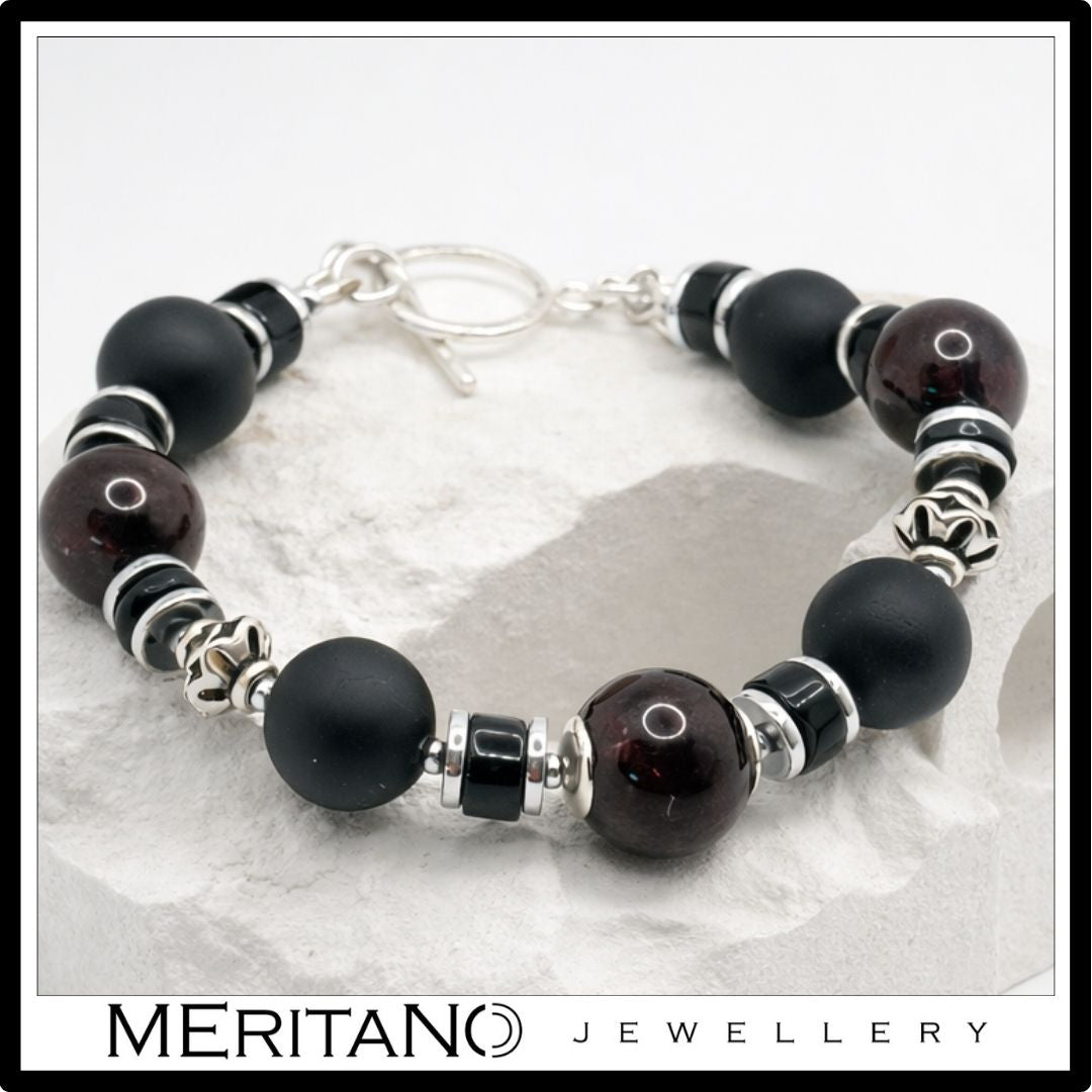 Bransoletka z turmalinem, onyksem i granatem,  srebrna - widok na białym kamieniu