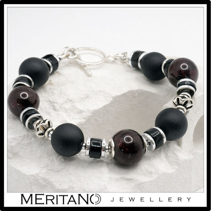 Bransoletka z turmalinem, onyksem i granatem,  srebrna - widok na białym kamieniu