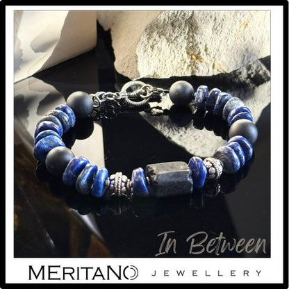 Bransoletka z turmalinem i lapis lazuli na ciemnym tle