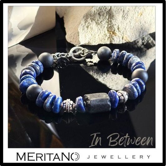 Bransoletka z turmalinem i lapis lazuli na ciemnym tle