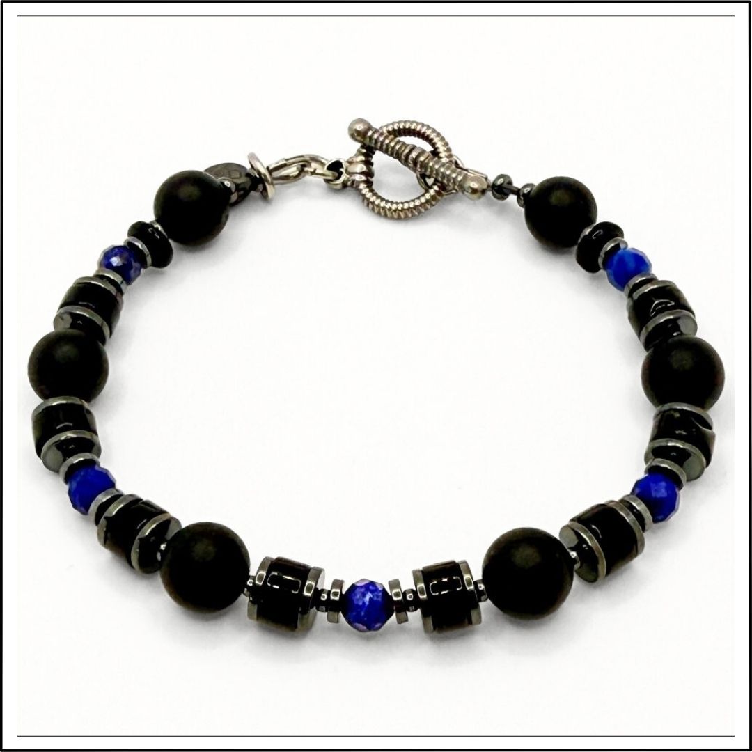 Bransoletka męska z czarnym turmalinem, onyksem i lapis lazuli na białym tle