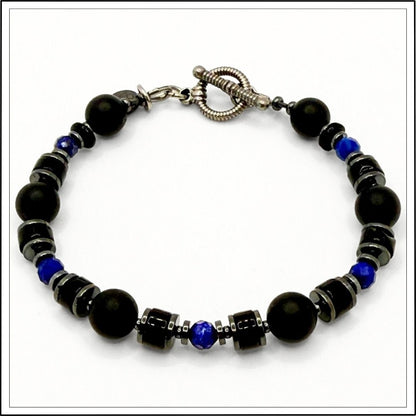 Bransoletka męska z czarnym turmalinem, onyksem i lapis lazuli na białym tle