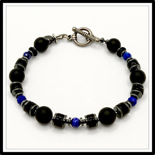 Bransoletka męska z czarnym turmalinem, onyksem i lapis lazuli na białym tle