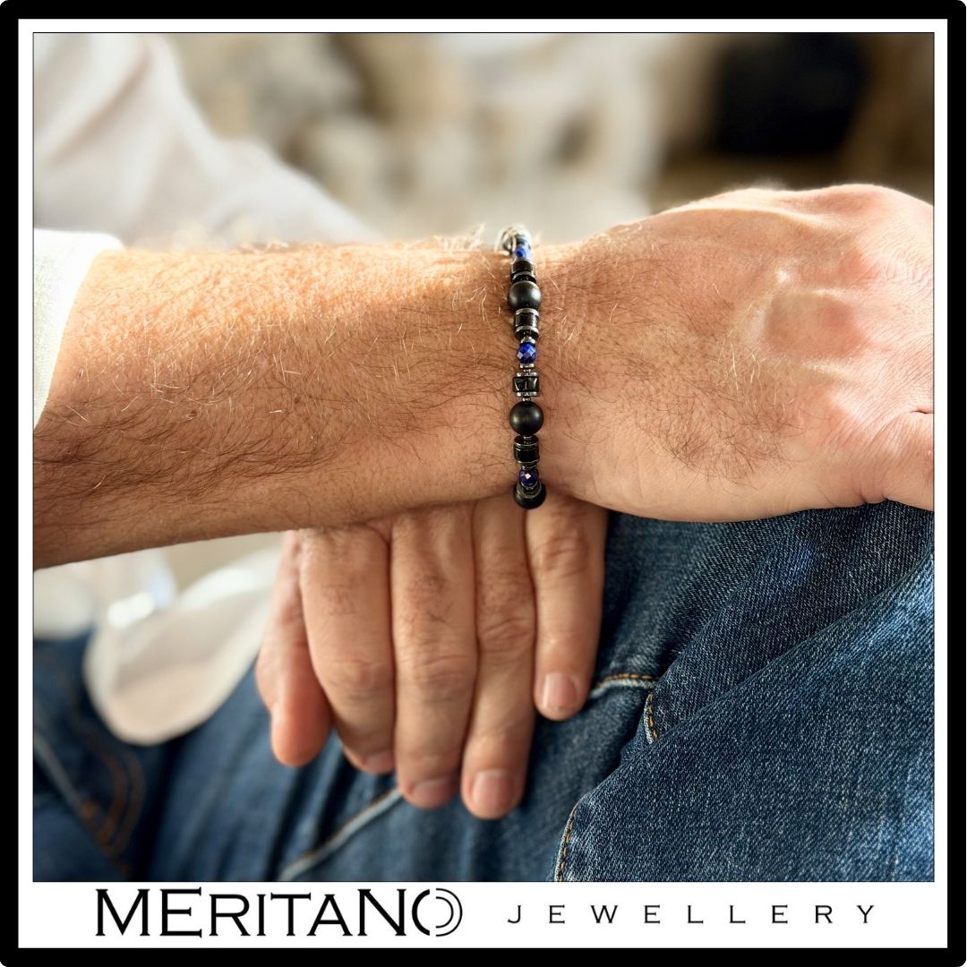 Bransoletka męska z czarnym turmalinem, onyksem i lapis lazuli na ręce