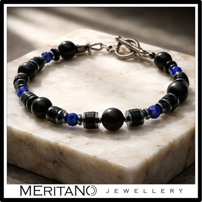 Bransoletka męska z czarnym turmalinem, onyksem i lapis lazuli na marmurowym bloku