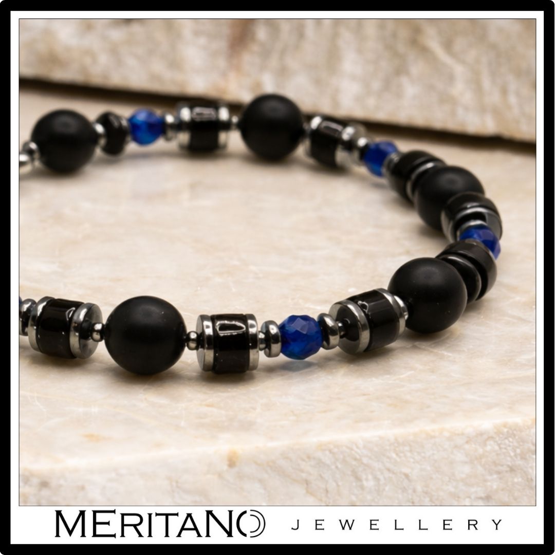 Bransoletka męska z czarnym turmalinem, onyksem i lapis lazuli na kamieniu - zbliżenie