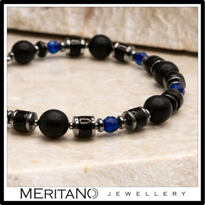 Bransoletka męska z czarnym turmalinem, onyksem i lapis lazuli na kamieniu - zbliżenie