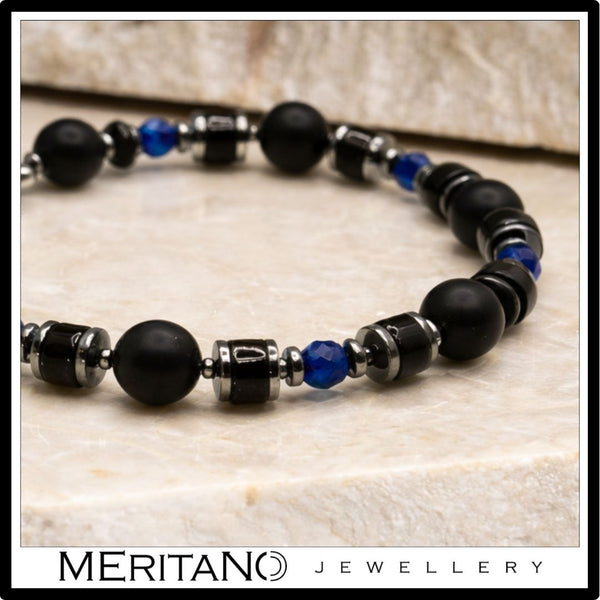 Bransoletka męska z czarnym turmalinem, onyksem i lapis lazuli na kamieniu - zbliżenie