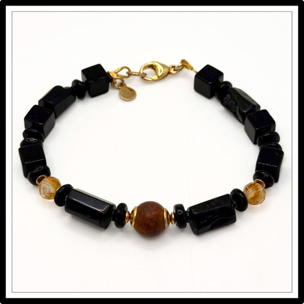 Bransoletka z turmalinem, onyksem, agatem i cytrynem na białym tle