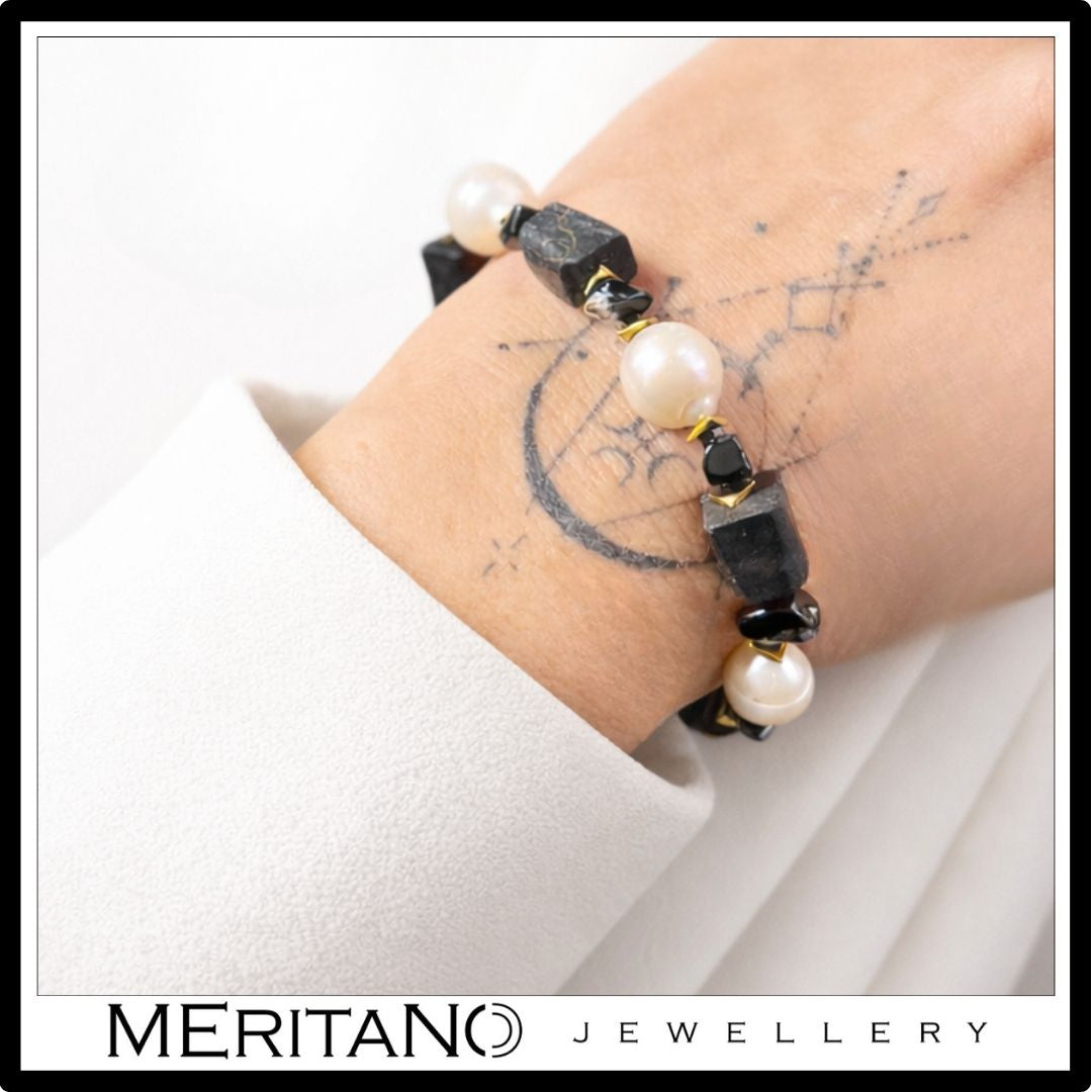 Bransoletka z perłami i turmalinem na ręce