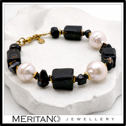 Bransoletka z perłami naturalnymi barokowymi i czarnym turmalinem  na białym kamieniu