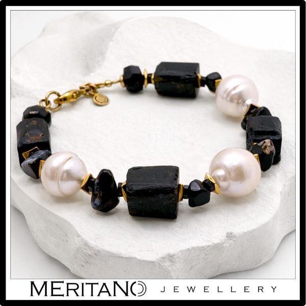 Bransoletka z perłami naturalnymi barokowymi i czarnym turmalinem  na białym kamieniu