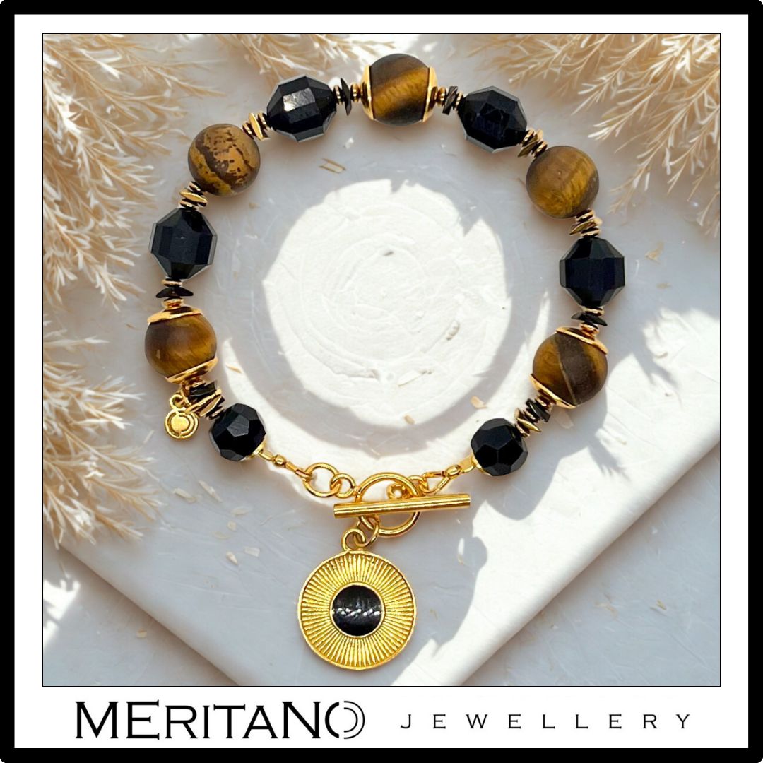 Bransoletka ochronna z turmalinem i zawieszką. Widok z góry.