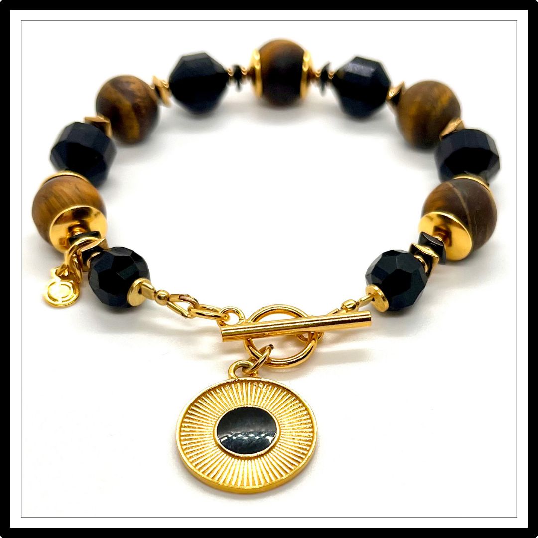 Bransoletka ochronna z turmalinem i tygrysim okiem. Widok z góry.