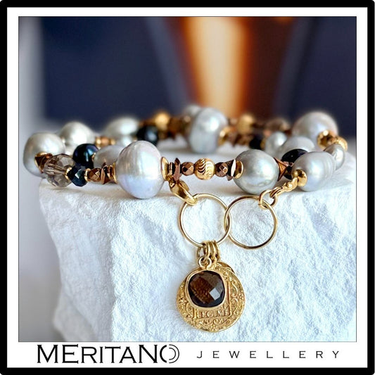 Bransoletka z pereł naturalnych z kwarcem dymnym na białym kamieniu. Biżuteria autorska Meritano Jewellery Bransoletka z pereł naturalnych z kwarcem dymnym na białym kamieniu. Biżuteria autorska Meritano Jewellery