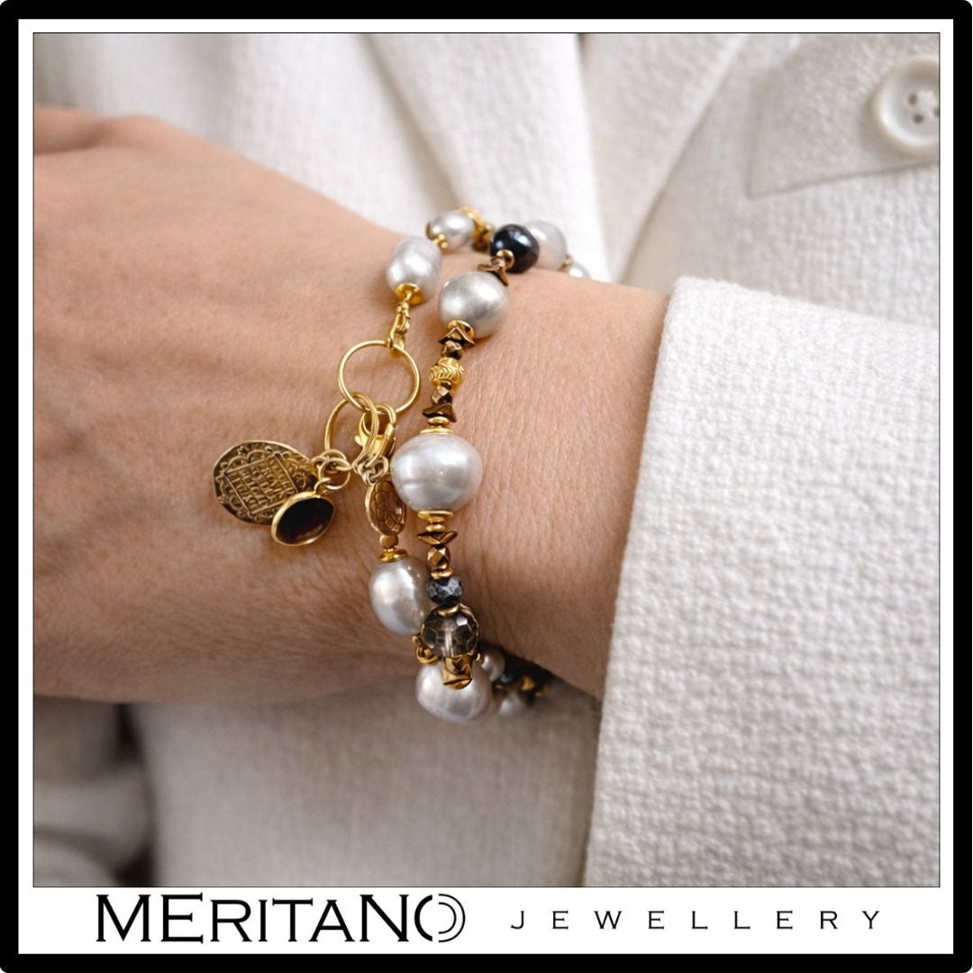 Bransoletka z pereł naturalnych z kwarcem dymnym na ręce. 