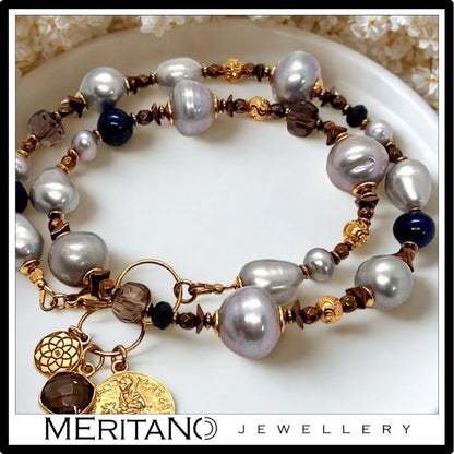 Bransoletka perły barokowe, szafiry i kwarc dymny - widok na jasnej podstawce