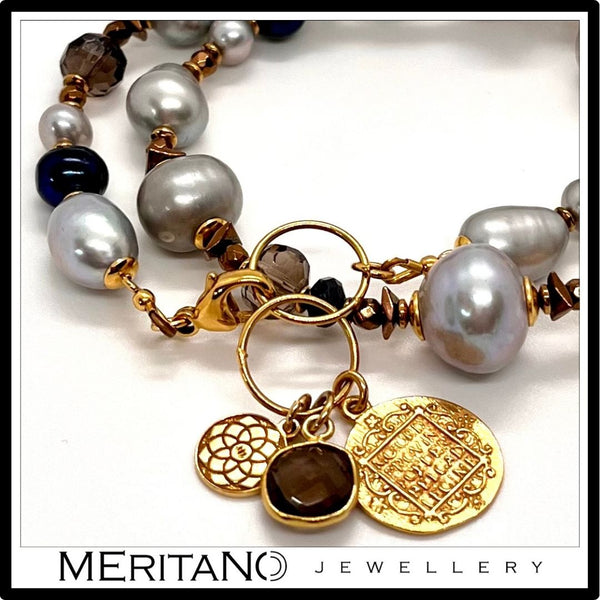 Bransoletka z pereł barokowych z kwarcem dymnym i szafirem widok z przodu