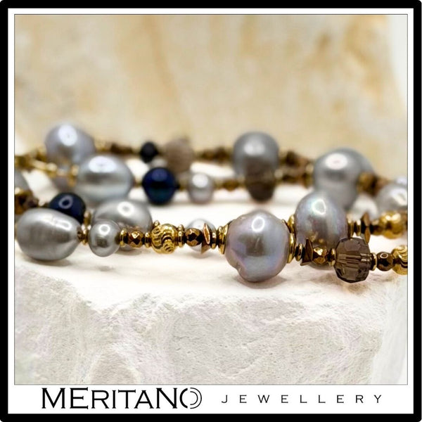 Bransoletka z pereł barokowych z kwarcem dymnym i szafirem widok na detale