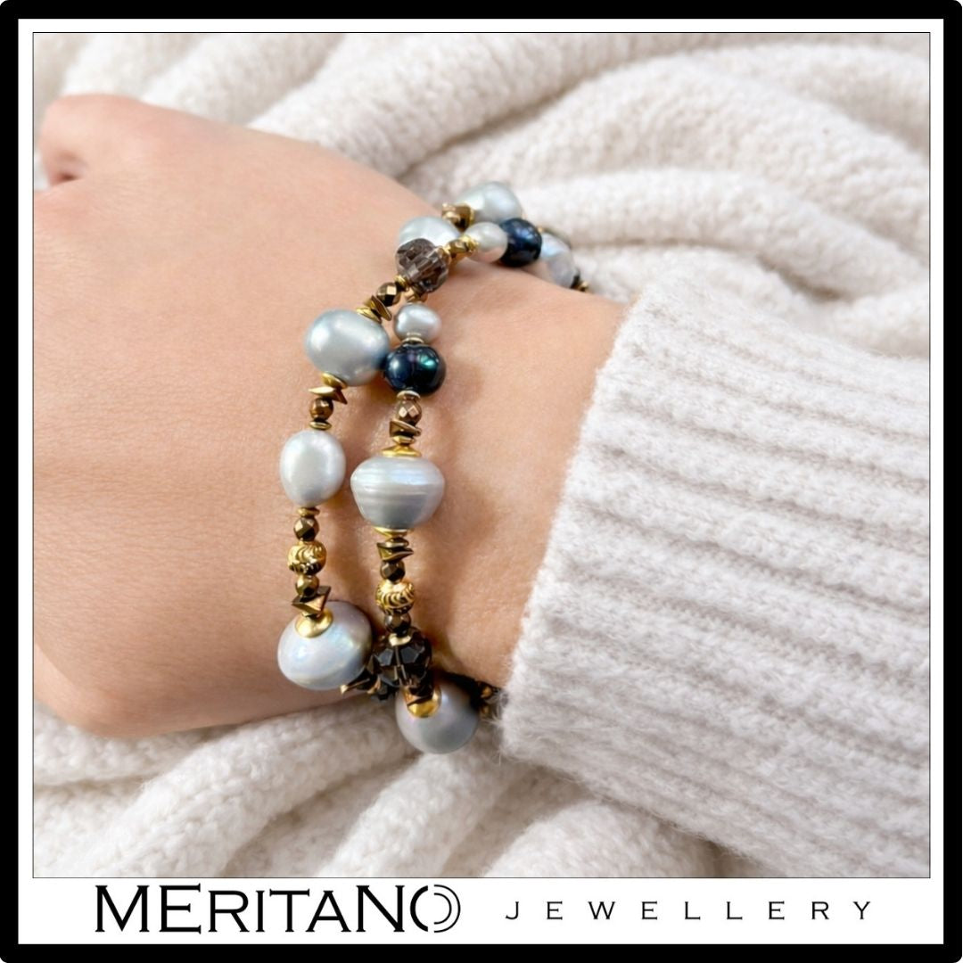 Bransoletka z pereł naturalnych z kwarcem dymnym na ręce z widokiem na zawieszkę