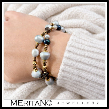 Bransoletka z pereł naturalnych z kwarcem dymnym na ręce z widokiem na zawieszkę