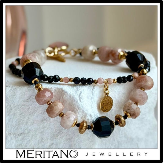 Bransoletka z kamieni naturalnych turmalin - widok na białym kamieniu