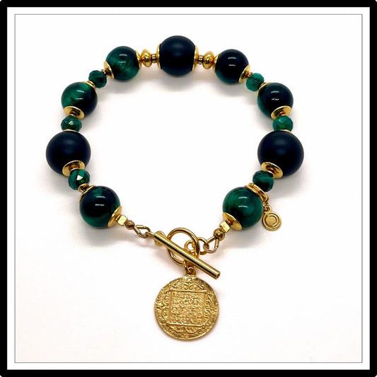 Bransoletka z onyksem, malachitem i kocim okiem ze złotą zawieszką. Widok z góry