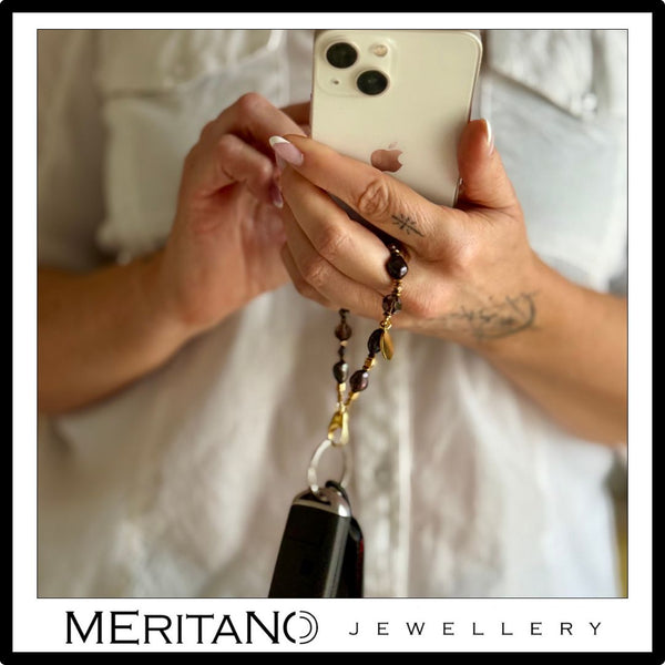 Elegancki brelok do kluczy damski. Perły naturalne. Widok w ręce.