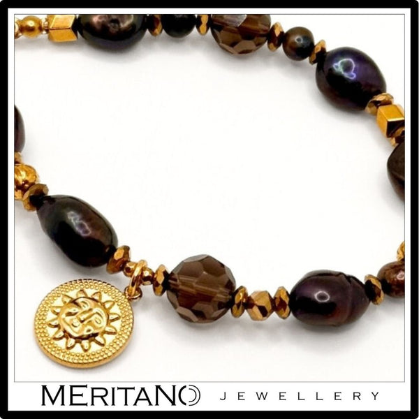 Elegancki breloczek do kluczy damski z perłami i kwarcem i złotym słońcem - widok na detale