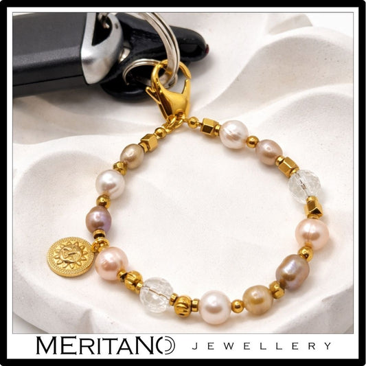 Brelok do kluczy damski, perły, kryształ górski i zawieszka słońce, widok z kluczami