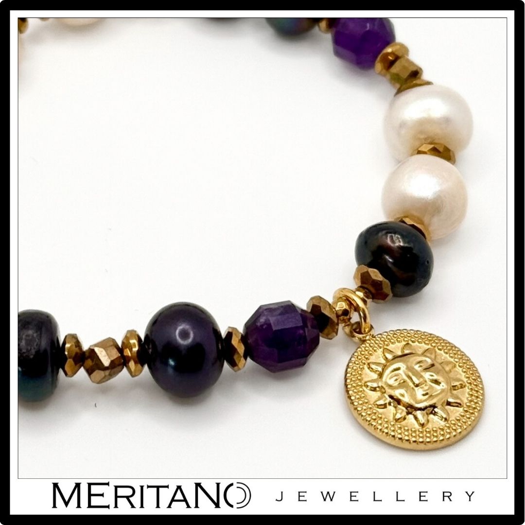 Elegancki breloczek do kluczy damski z perłami, ametystem i złotym słońcem - widok na zawieszkę