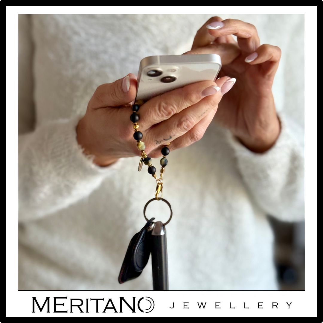 Elegancki breloczek damski do kluczy. Kamienie naturalne. Widok w ręce.